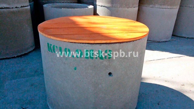 Крышка деревянная для колодца из бетонных колец